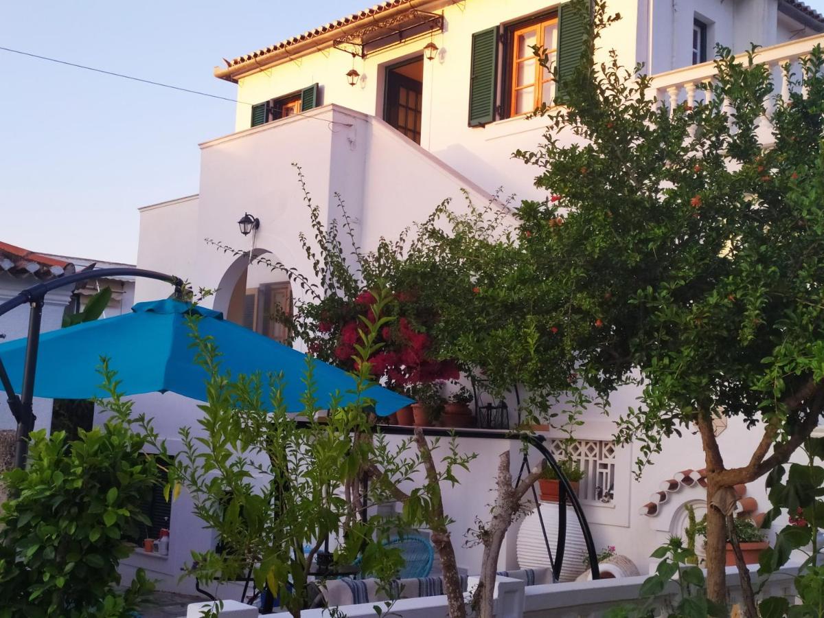 Готель Condillia II Spetses Town Екстер'єр фото