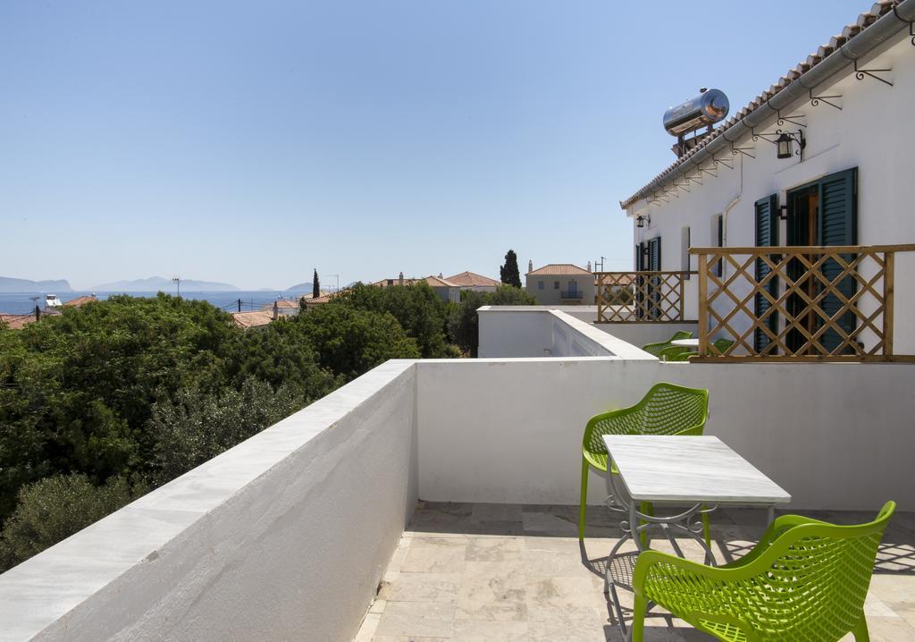 Готель Condillia II Spetses Town Екстер'єр фото