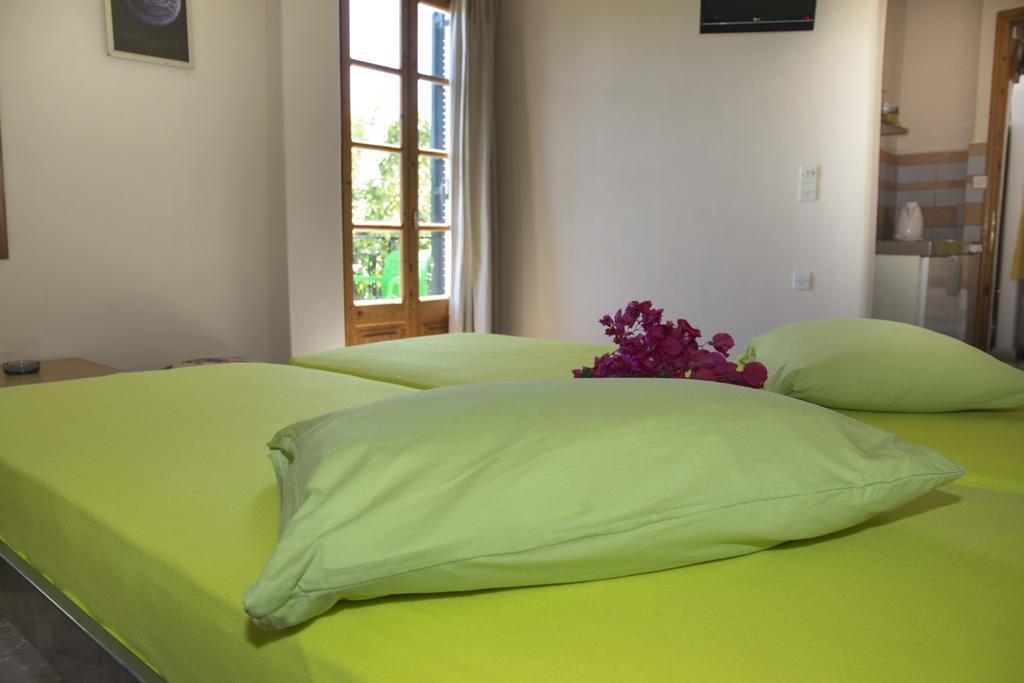 Готель Condillia II Spetses Town Екстер'єр фото
